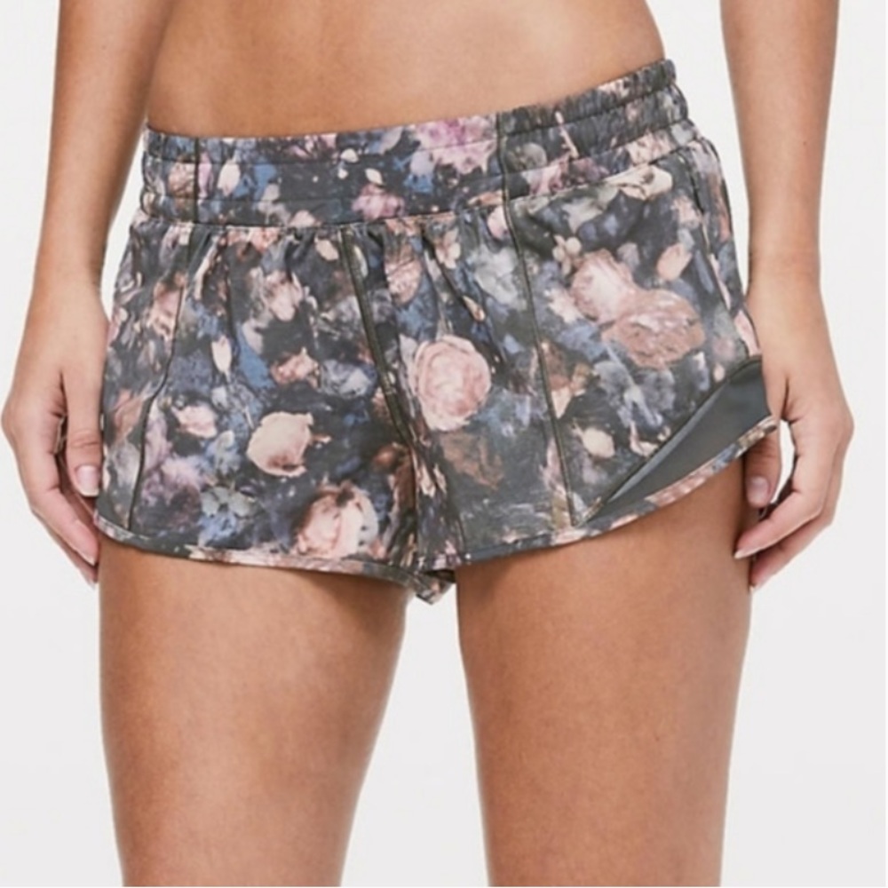 Lululemon Hotty Hot Short II *2.5"- Frosted Rose Multi / Melanite size 8